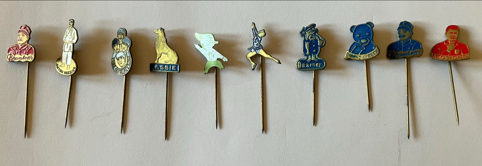 Set 10 vintage pins oa Anton Geesink, Beatles, Lassie, Barny, Verzamelen, Ophalen, Gebruikt, Figuurtje, Speldje of Pin