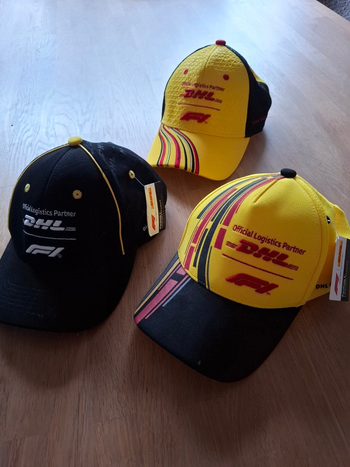 Nieuwe DHL F1 petten met kaartje - Zwart en Geel, Ophalen, Nieuw, One size fits all, Pet