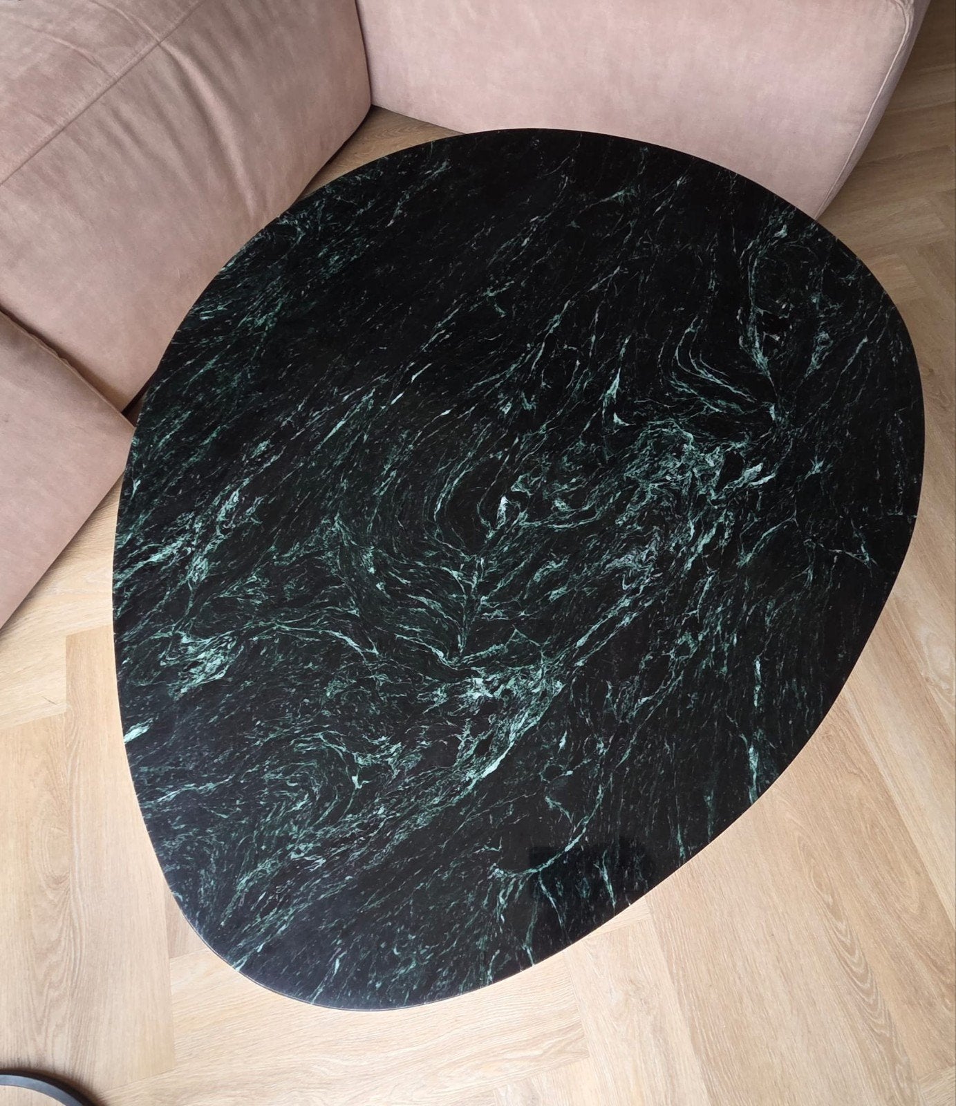 Prachtige groene marmeren salontafel met messing onderstel, Huis en Inrichting, Tafels | Salontafels, Ophalen, Overige materialen