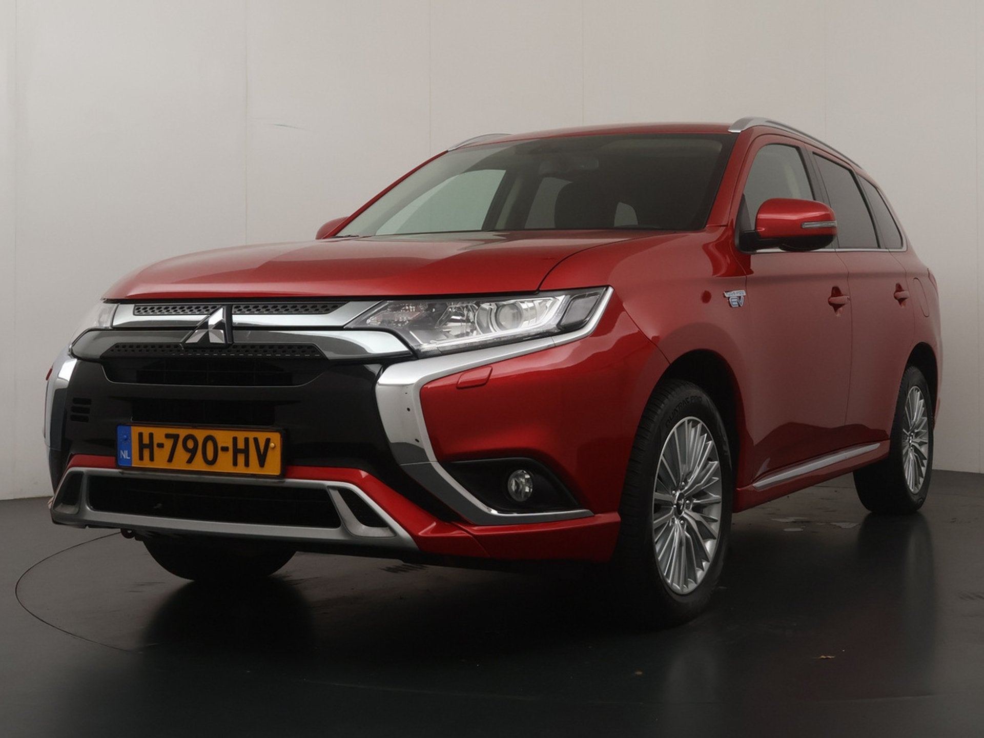 Mitsubishi Outlander 2.4 PHEV Pure+ - Trekhaak - 1500 KG Tre, Auto's, Automaat, Dealer onderhouden, Euro 6, 4 cilinders