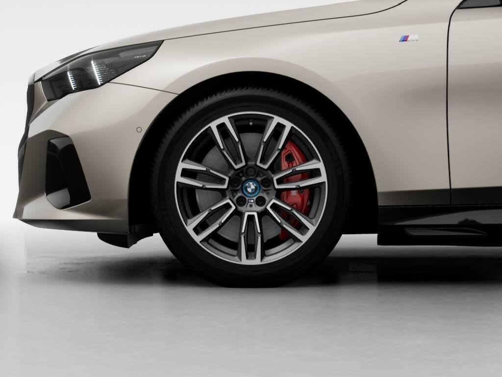 BMW i5 Touring eDrive40 M Sport Edition | M Sport package |, Zwart, Met garantie (alle), 560 km, 1500 kg