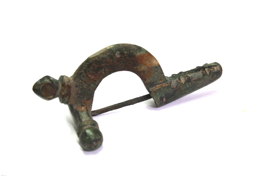 Bodemvondst Romeinse bronzen kruisboog fibula, Ophalen of Verzenden, Brons