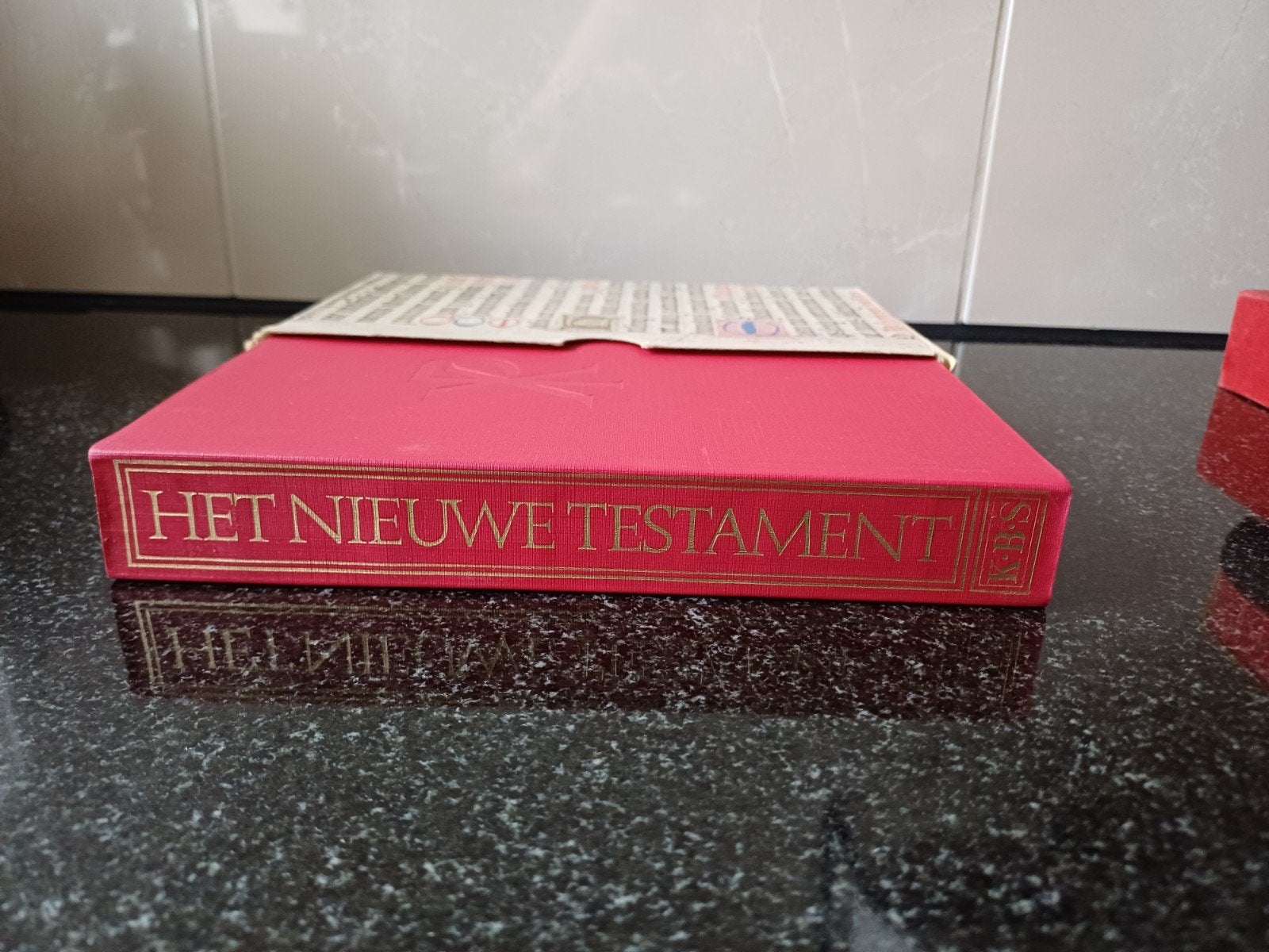 Het Nieuwe Testament met Psalmen en Gebeden (1975), Antiek en Kunst, Ophalen of Verzenden, Katholieke Bijbelstichting