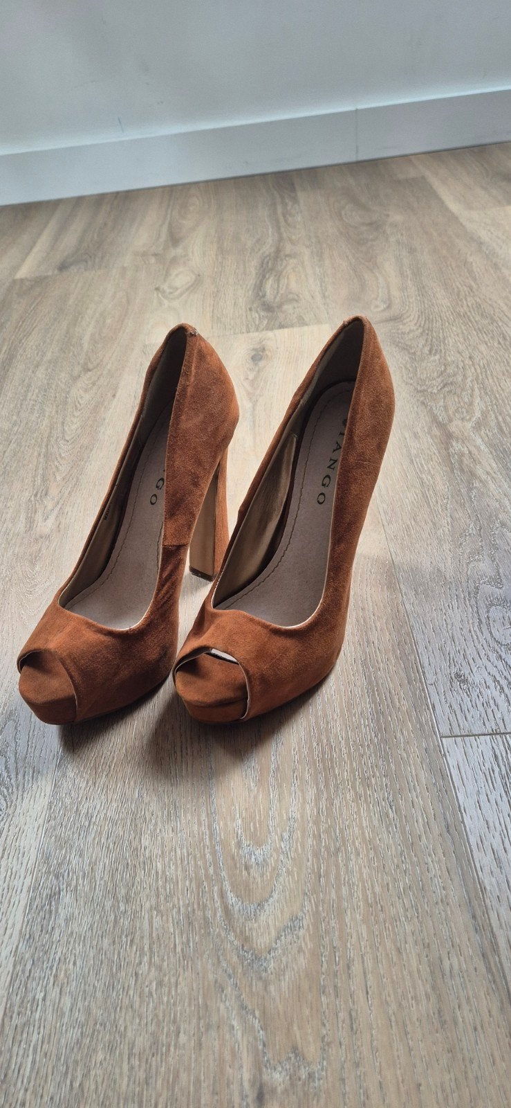 cognac bruine peep too pumps, maat 40, Tango, Kleding | Dames, Tango, Bruin, Ophalen of Verzenden, Zo goed als nieuw