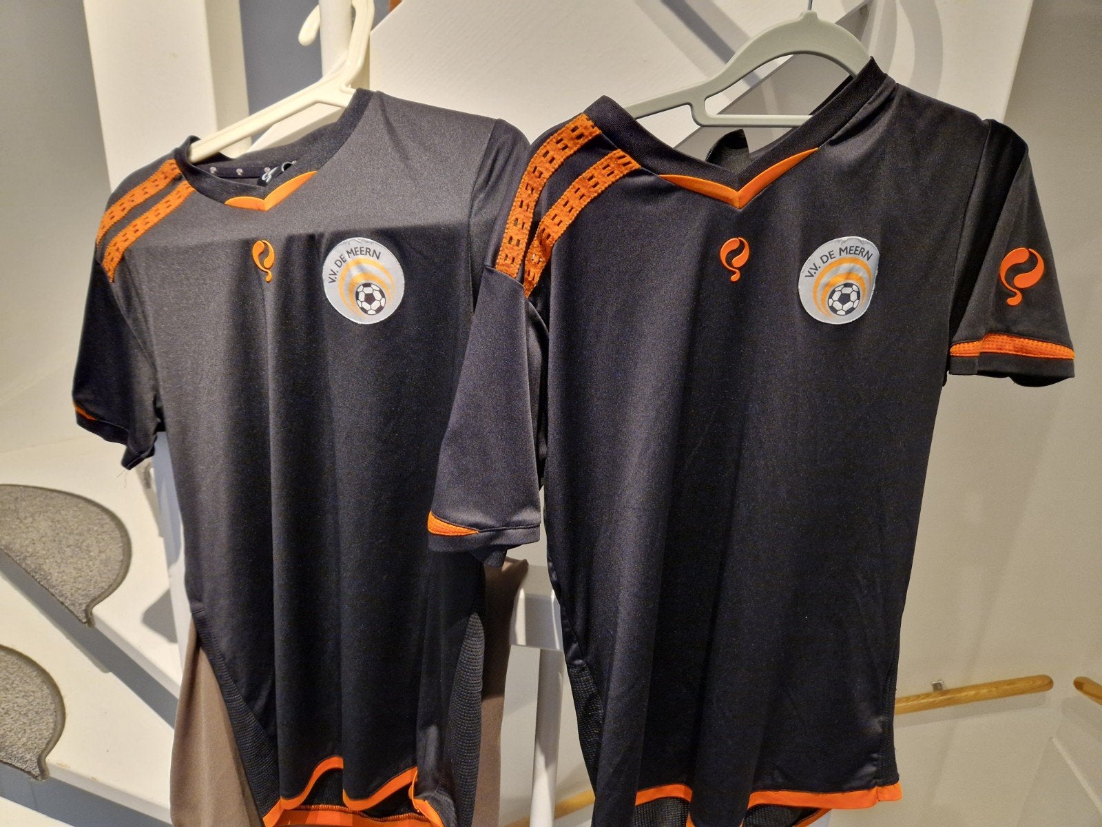 V.V. de Meern voetbalshirts - Maat M en L, Sport en Fitness, Voetbal, Ophalen of Verzenden