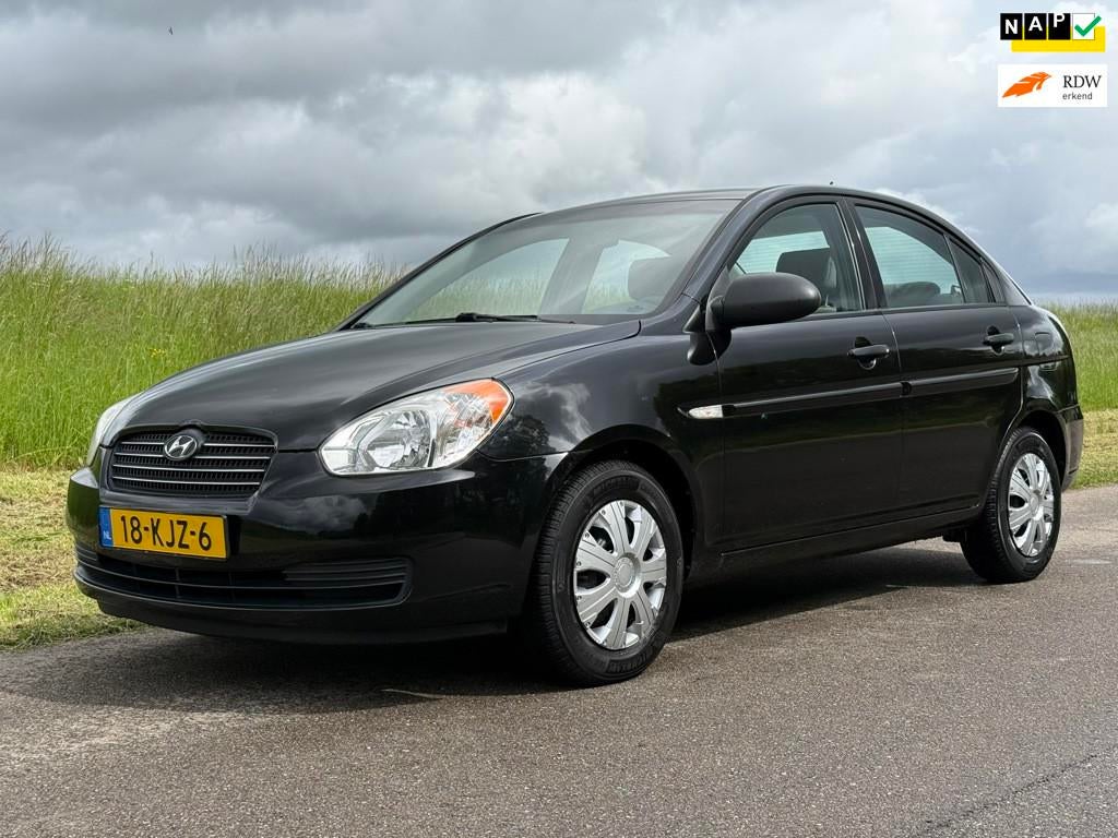 Hyundai Accent 1.4i Dynamic | Airco | DB-riem vervangen | AP, Auto's, Voorwielaandrijving, 4 cilinders, Metallic lak, Zwart