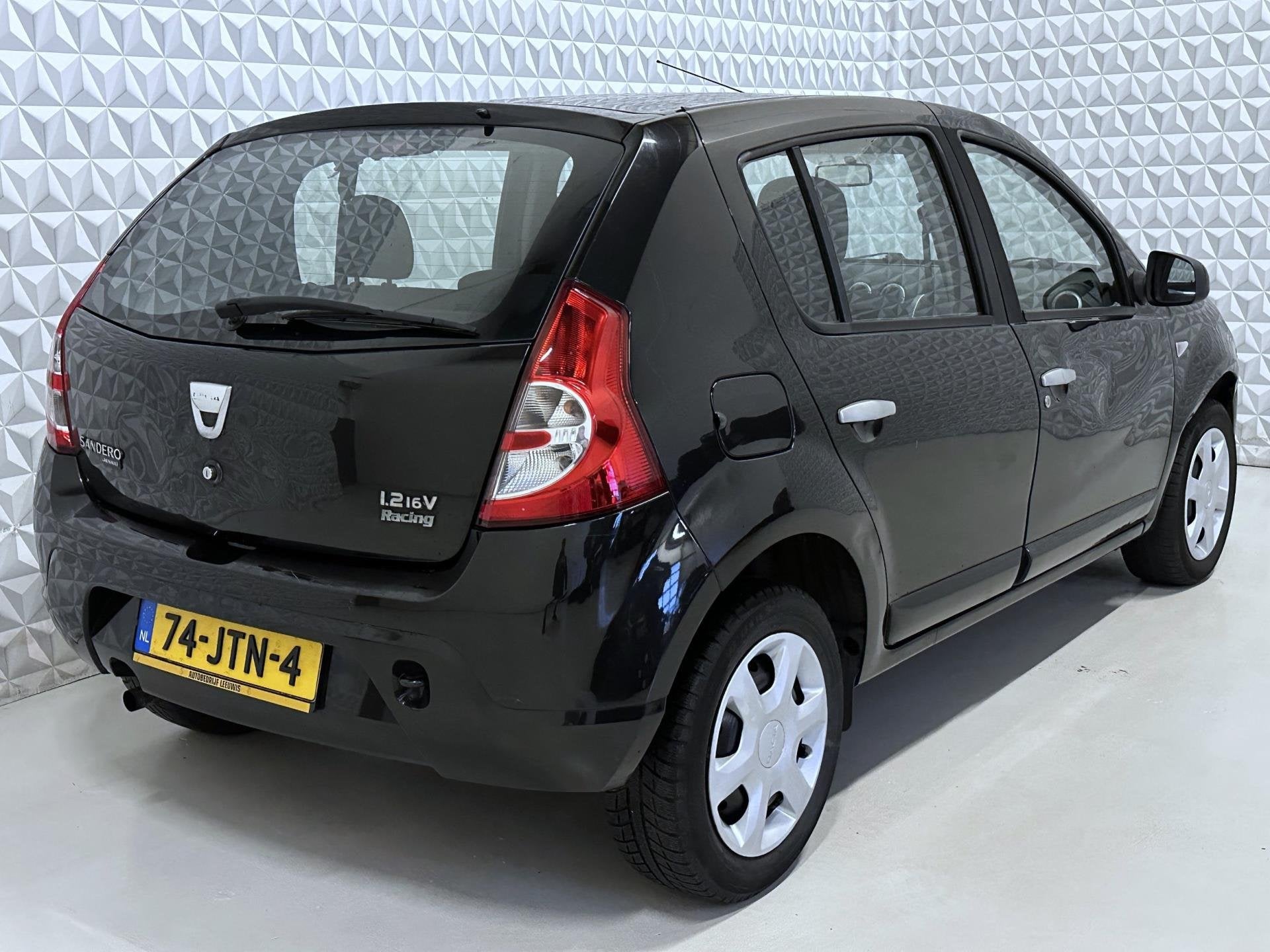 Dacia Sandero 1.2 Lauréate AIRCO - Handel / Export (2009), Voorwielaandrijving, Gebruikt, 31 €/maand, Zwart