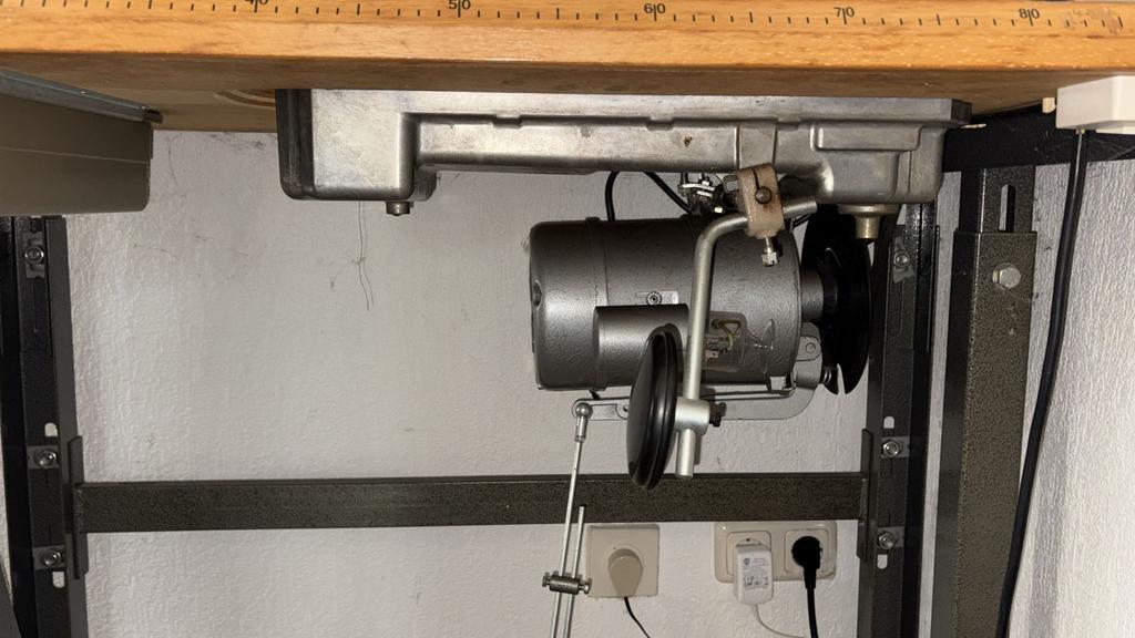 Juki DLD-432 Industriële Naaimachine met Naaitafel, Hobby en Vrije tijd, Gebruikt, Naaimachine, Industrieel, Ophalen