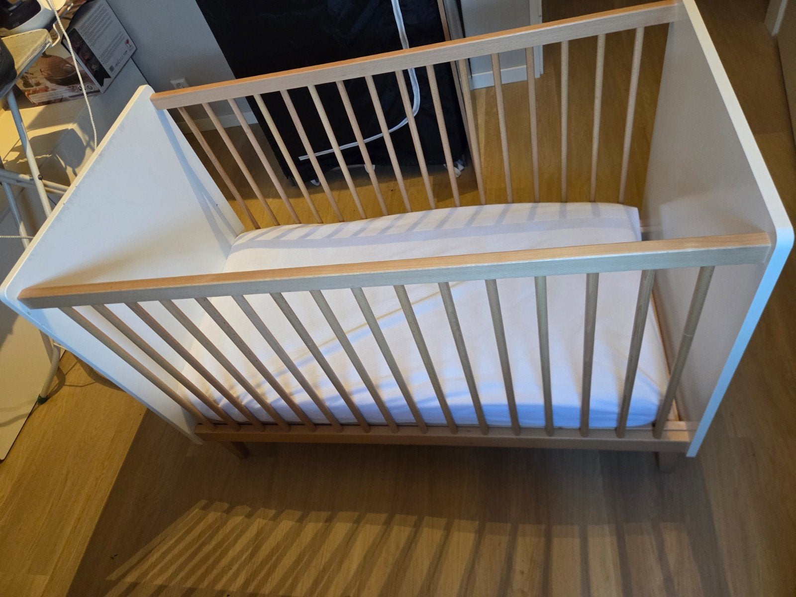 Wit houten ledikant met spijlen, Ophalen, Gebruikt, Ledikant