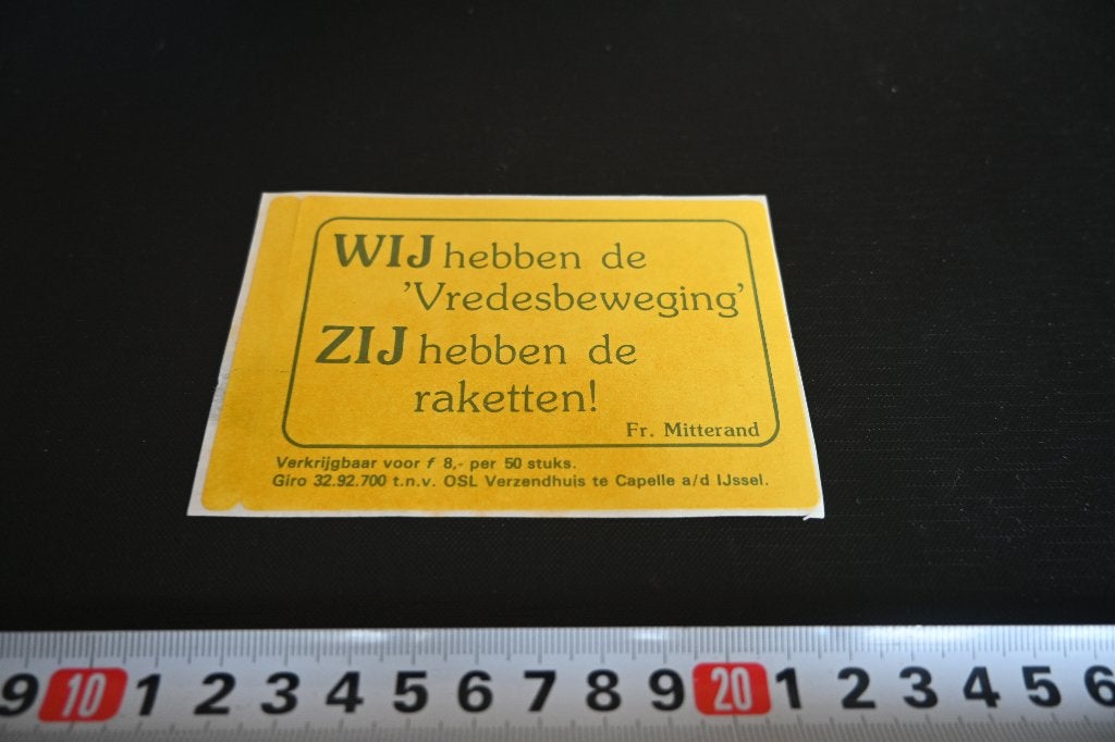 sticker WIJ hebben de Vredesbeweging ZIJ hebben de raketten, Ophalen of Verzenden, Zo goed als nieuw