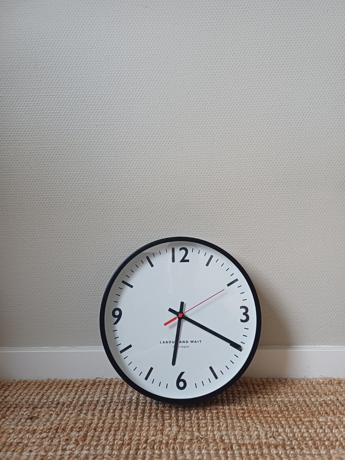 Design wandklok | Labour and wait, Ophalen of Verzenden, Zo goed als nieuw