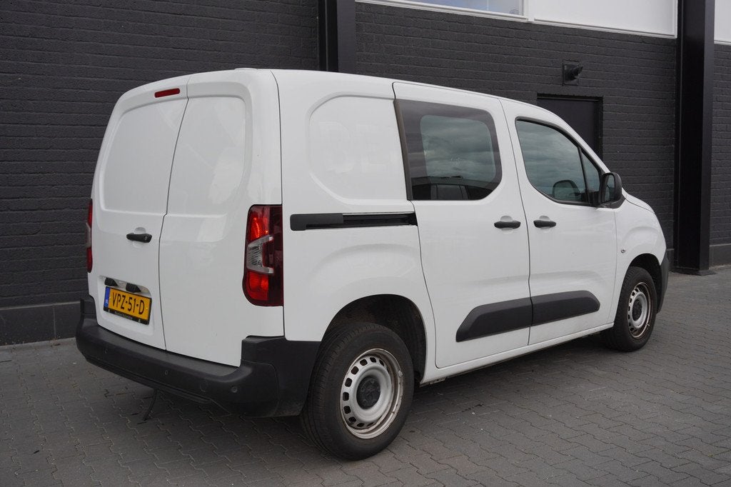 Peugeot Partner 1.2 110PK BENZINE ! - Airco - Cruise - PDC -, Voorwielaandrijving, Gebruikt, 1199 cc, Navigatiesysteem