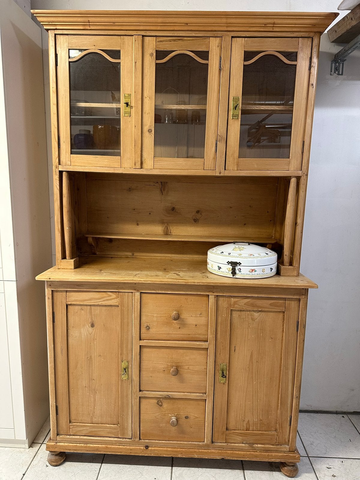 Antieke grenen buffetkast met vitrine en lades, Ophalen