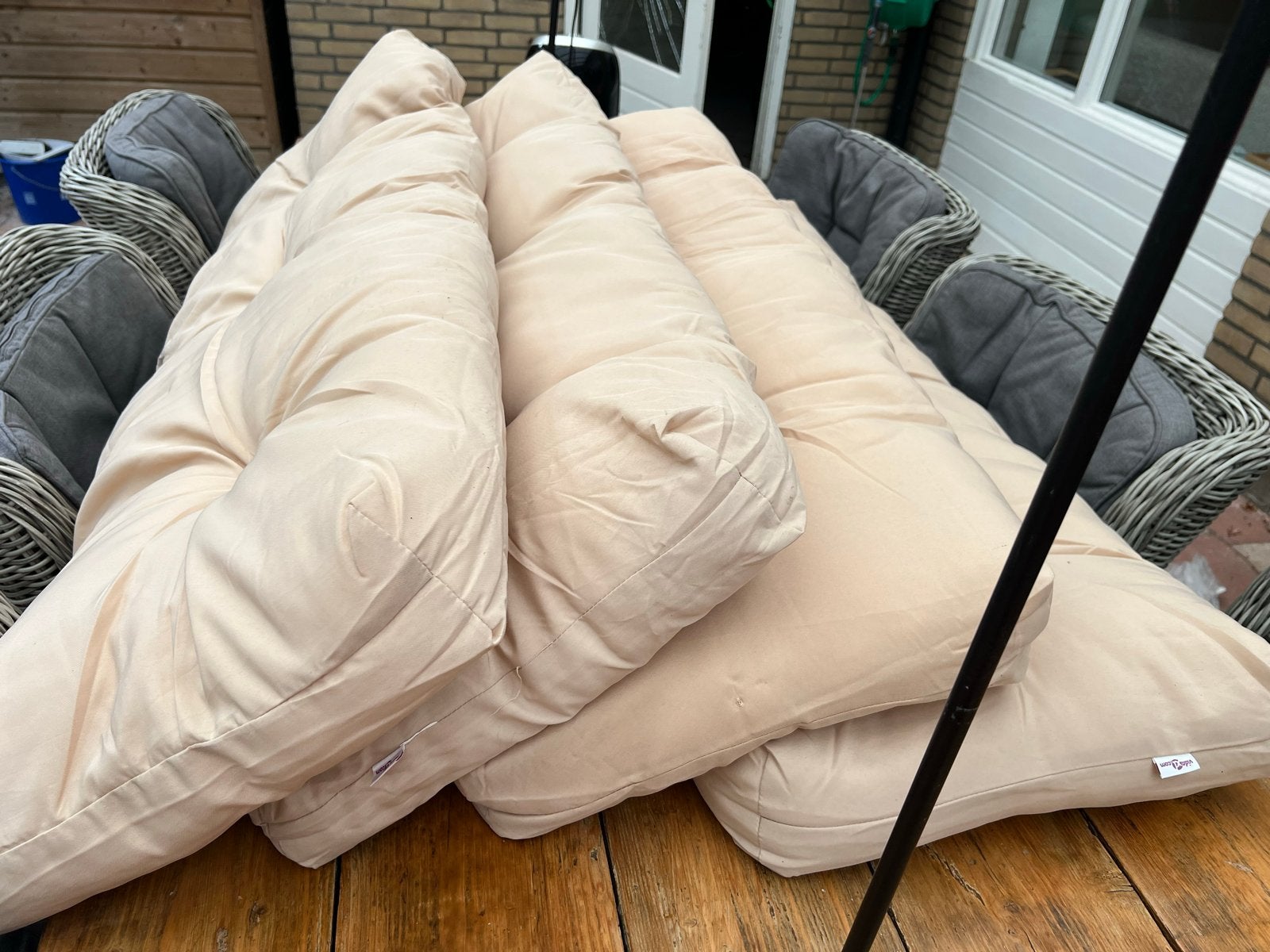 Zachte beige tuinkussens voor comfortabel buiten zitten, Ophalen, Zo goed als nieuw