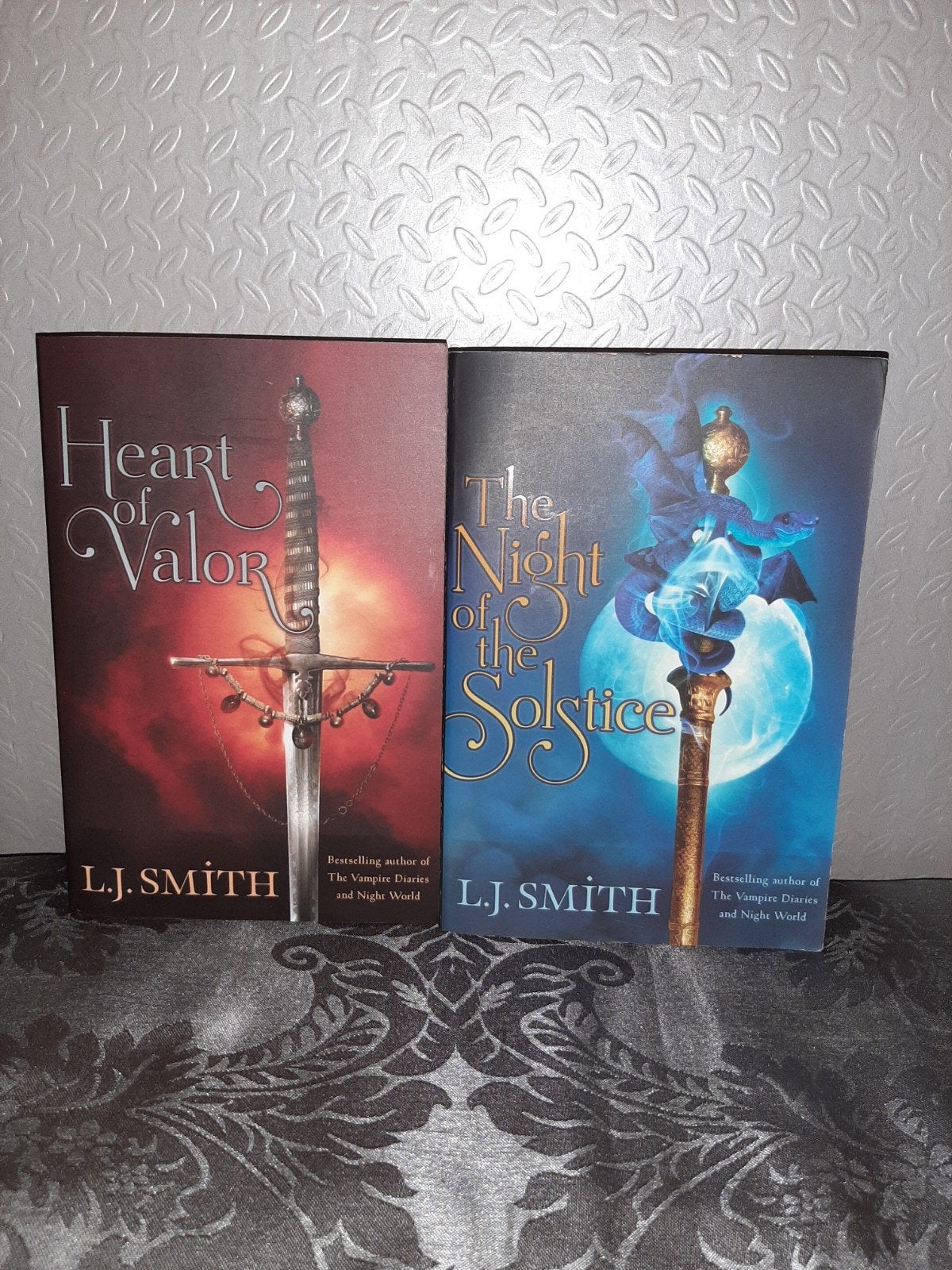 L.J. Smith - Heart of Valor & The Night of the Solstice, Ophalen of Verzenden, Zo goed als nieuw, L.J. Smith