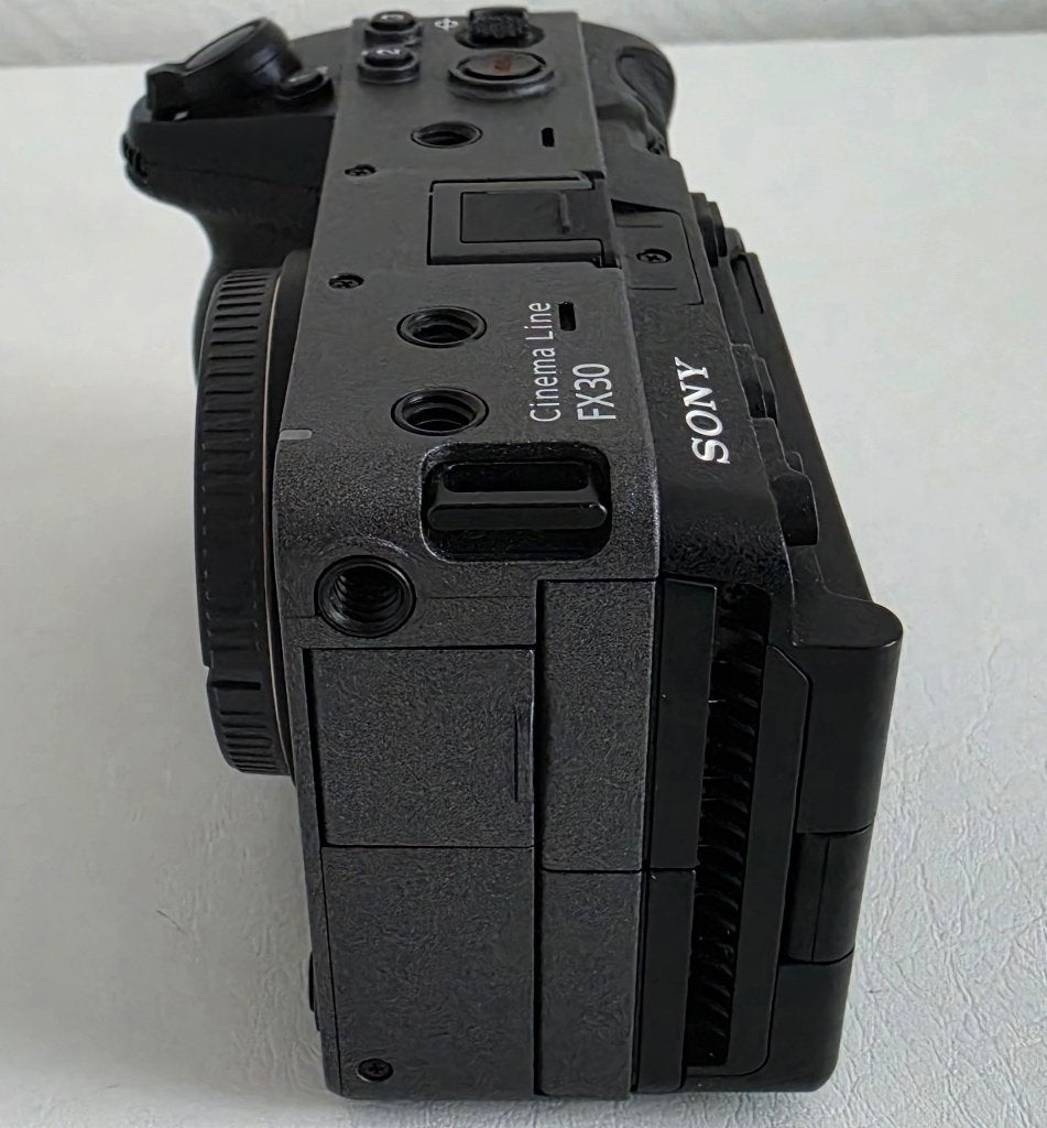 Foto 10 van Sony FX30 Cinema Line + XLR-H1 + Hähnel ProCube2 –Nieuwstaat