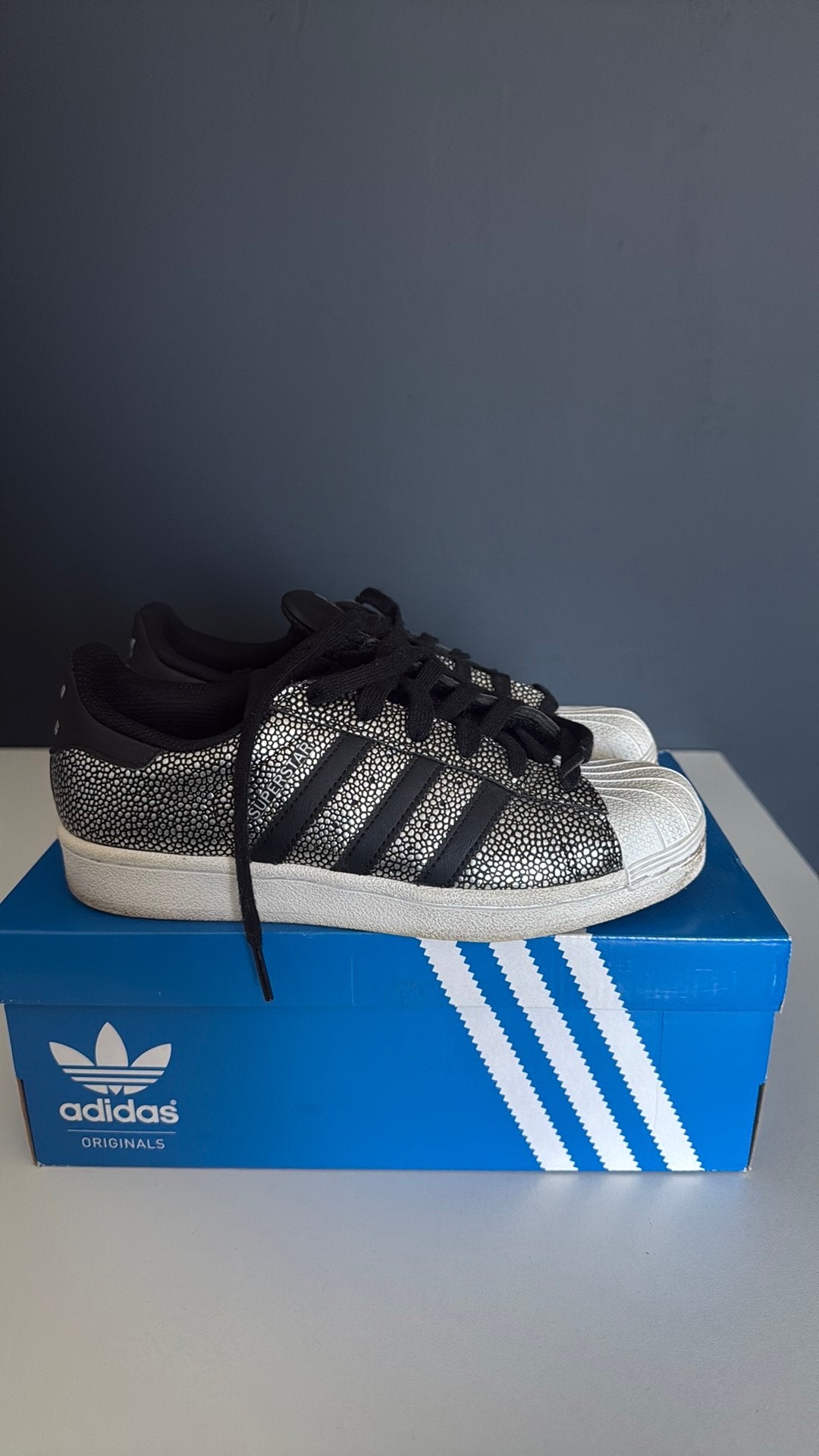 Adidas Superstar 36, Verzenden, Zo goed als nieuw, Zwart, Sneakers of Gympen