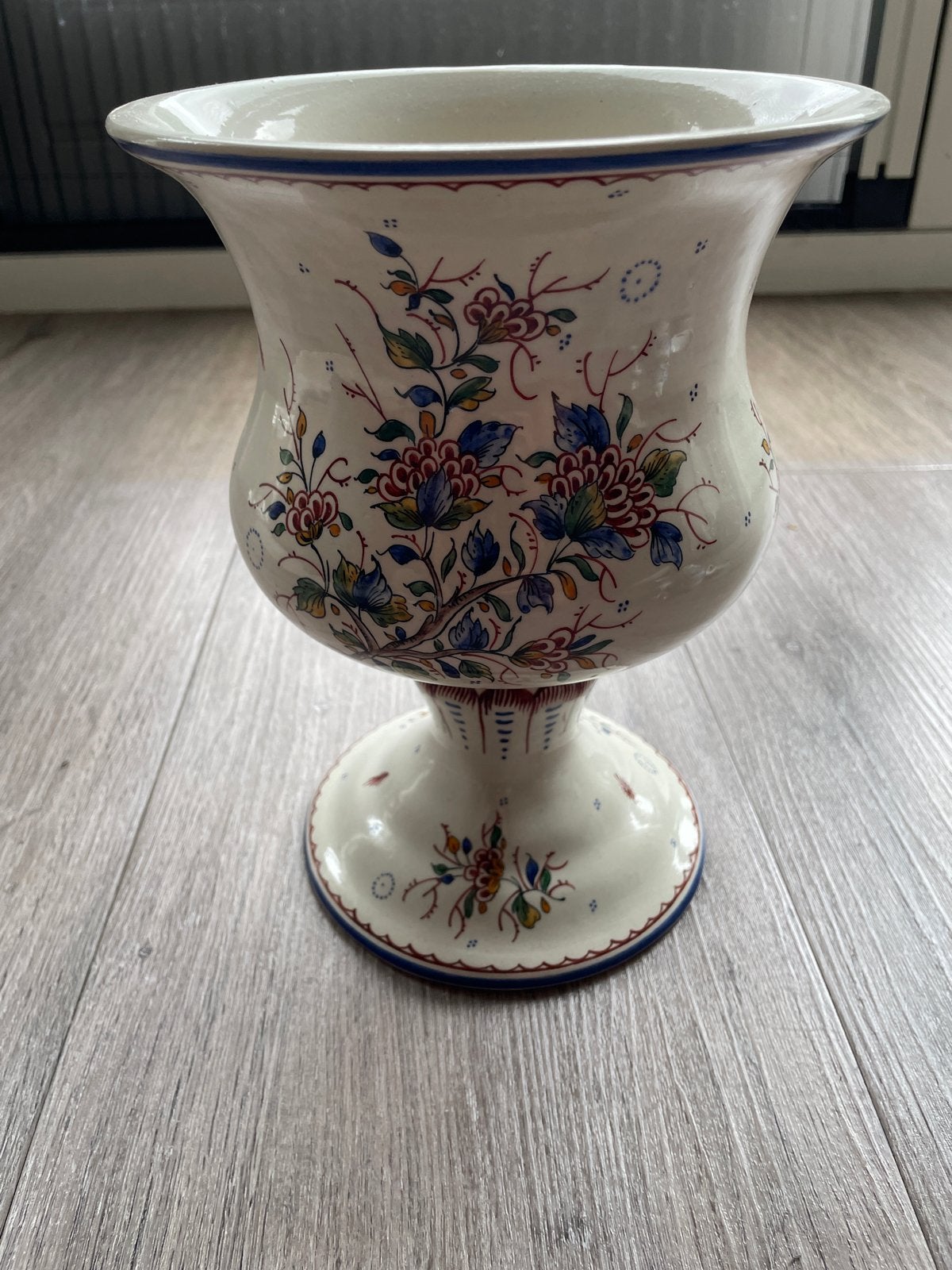 Prachtige handgeschilderde keramische vaas met bloemmotief, Antiek en Kunst, Antiek | Vazen, Ophalen
