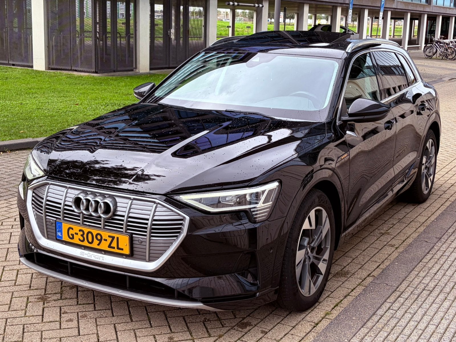 Audi etron 50 quattro izgst, Automaat, 1800 kg, 124 €/maand, Zwart