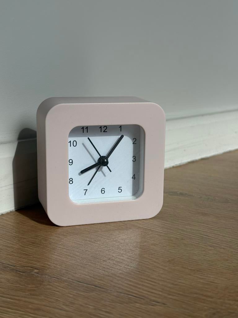 Kleine roze klok, Huis en Inrichting, Woonaccessoires | Klokken, Ophalen of Verzenden, Zo goed als nieuw, Analoog, Staande klok