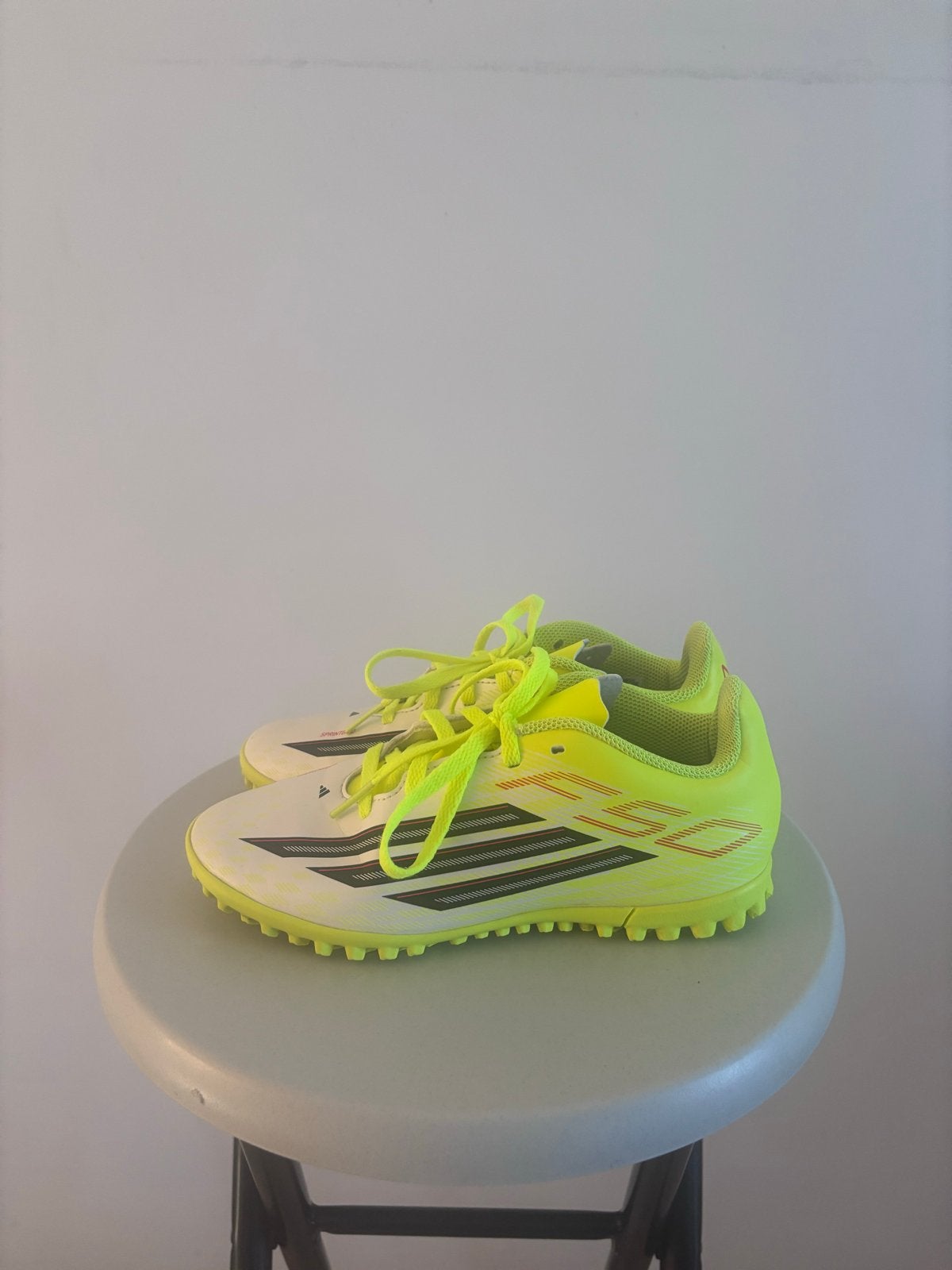 Gele Voetbalschoenen Maat 34 voor Kunstgras/Straatvoetbal, Sport en Fitness, Maat XS of kleiner, Ophalen of Verzenden, Zo goed als nieuw