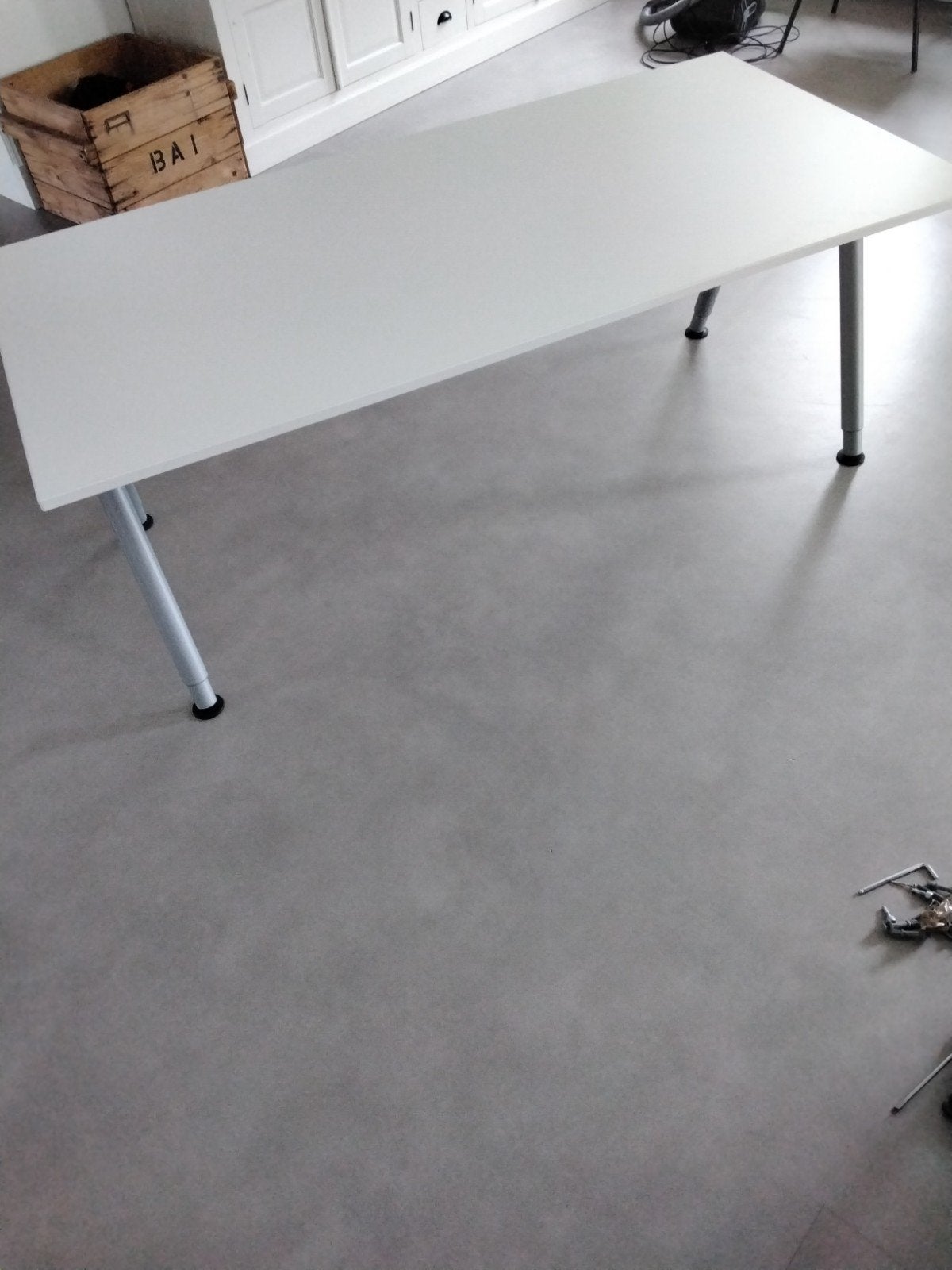 bureau bijna nieuw ! € 25, Huis en Inrichting, Ophalen, In hoogte verstelbaar, Zo goed als nieuw