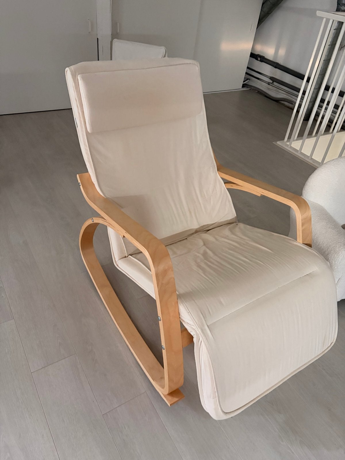Ikea Poäng schommelstoel met beige kussen, Gebruikt, Overige kleuren, Ophalen of Verzenden, Eén