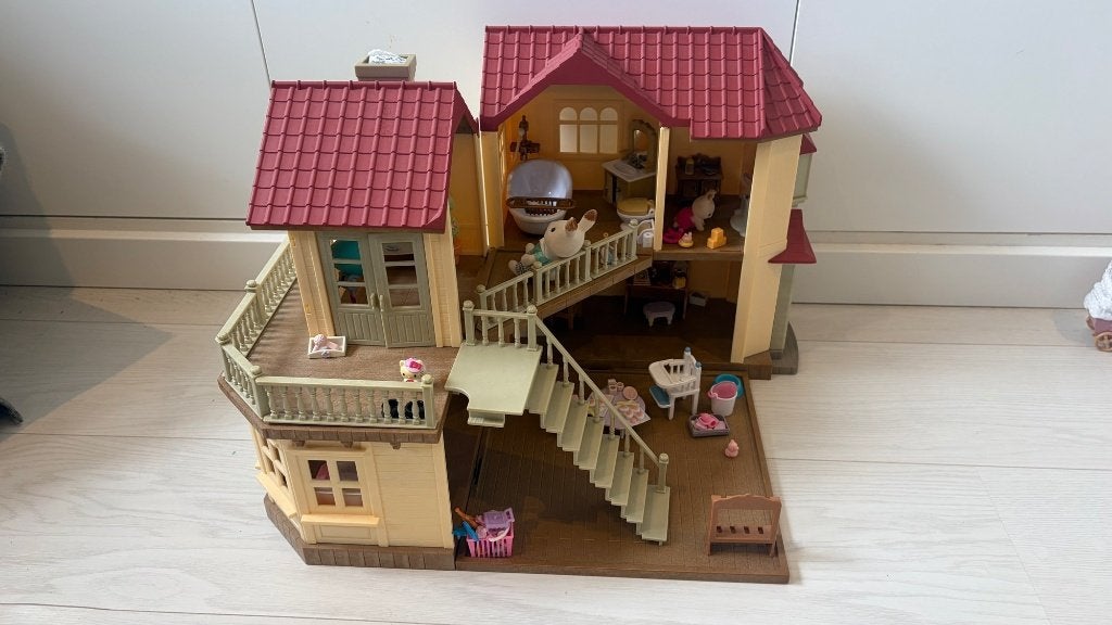 Sylvanian Families groot huis ingericht + badkamer + figuren, Ophalen, Zo goed als nieuw, Poppenhuis