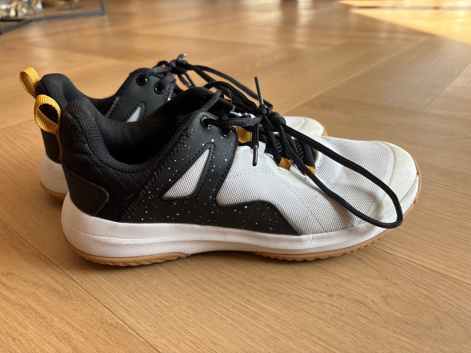 Handbalschoenen kipsta H300 Zwart/Wit/Goud - Maat 39, Sport en Fitness, Ophalen, Zo goed als nieuw, Schoenen