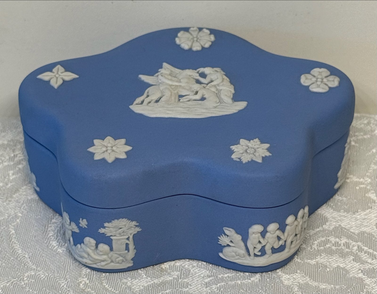 Wedgwood Jasperware Doosje - Stervormig Blauw met Reliëf, Ophalen of Verzenden