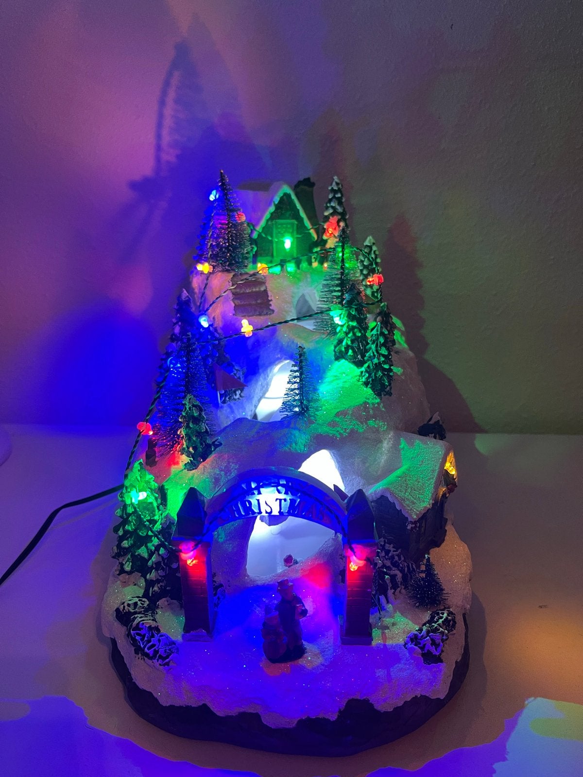 Skiberg Kersthuis met beweging, verlichting, muziek - Nieuw, Diversen, Kerst, Ophalen of Verzenden, Nieuw