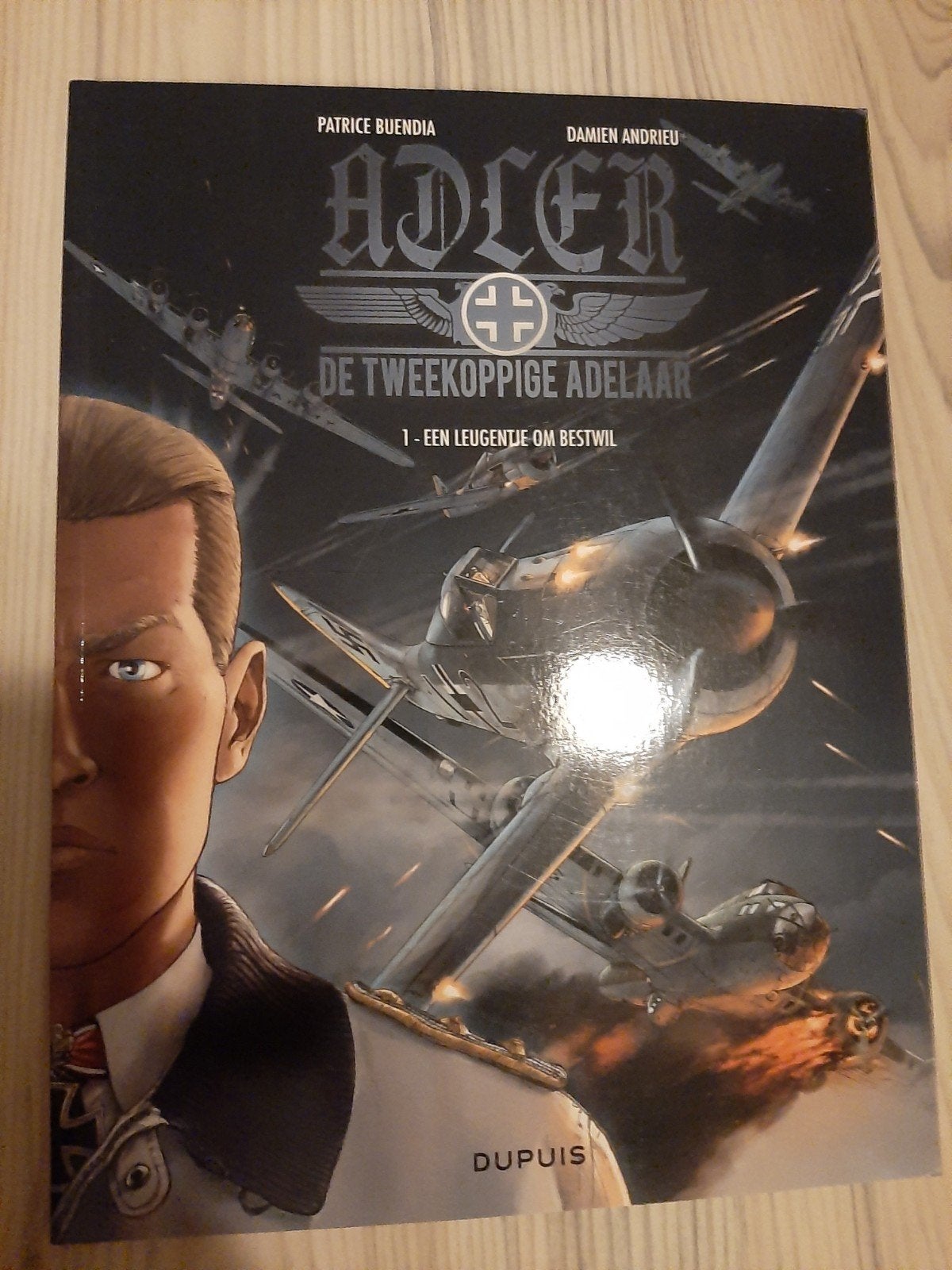 Adler: De Tweekoppige Adelaar - Deel 1: Een leugentje o Best, Eén stripboek, Ophalen of Verzenden, Zo goed als nieuw, Patrice Buendia, Damien Andrieu