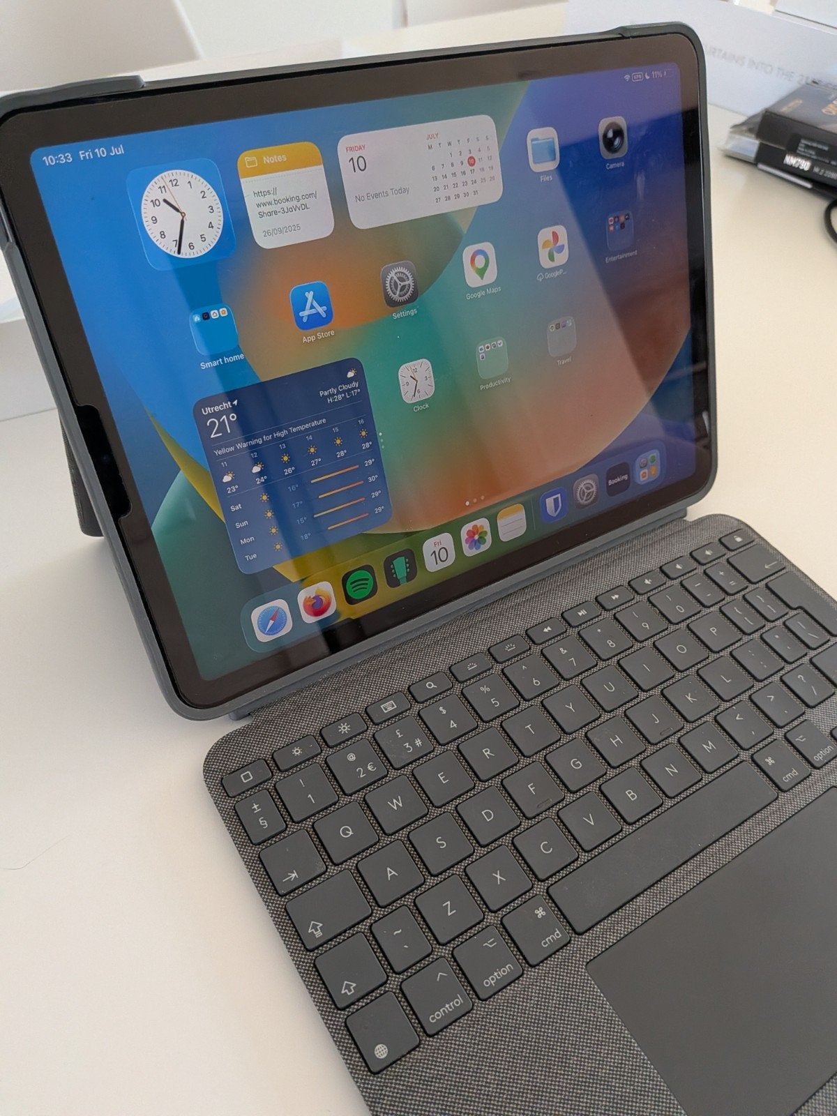 iPad Air 5 (M1) 64GB Cellular + Logitech Combo Touch, Computers en Software, Apple iPads, Apple iPad Air, 11 inch, Ophalen of Verzenden