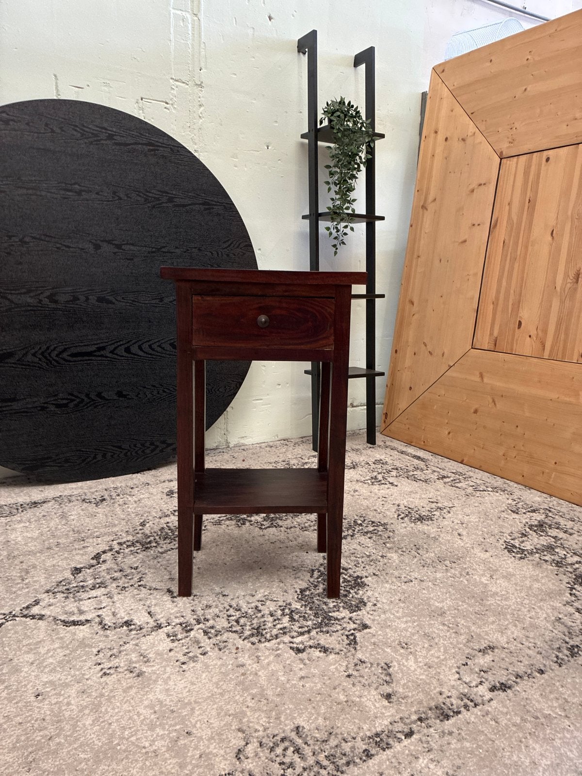 Donkerbruin houten bijzettafel met lade en plank, Minder dan 55 cm, Gebruikt, Geen, Ophalen of Verzenden