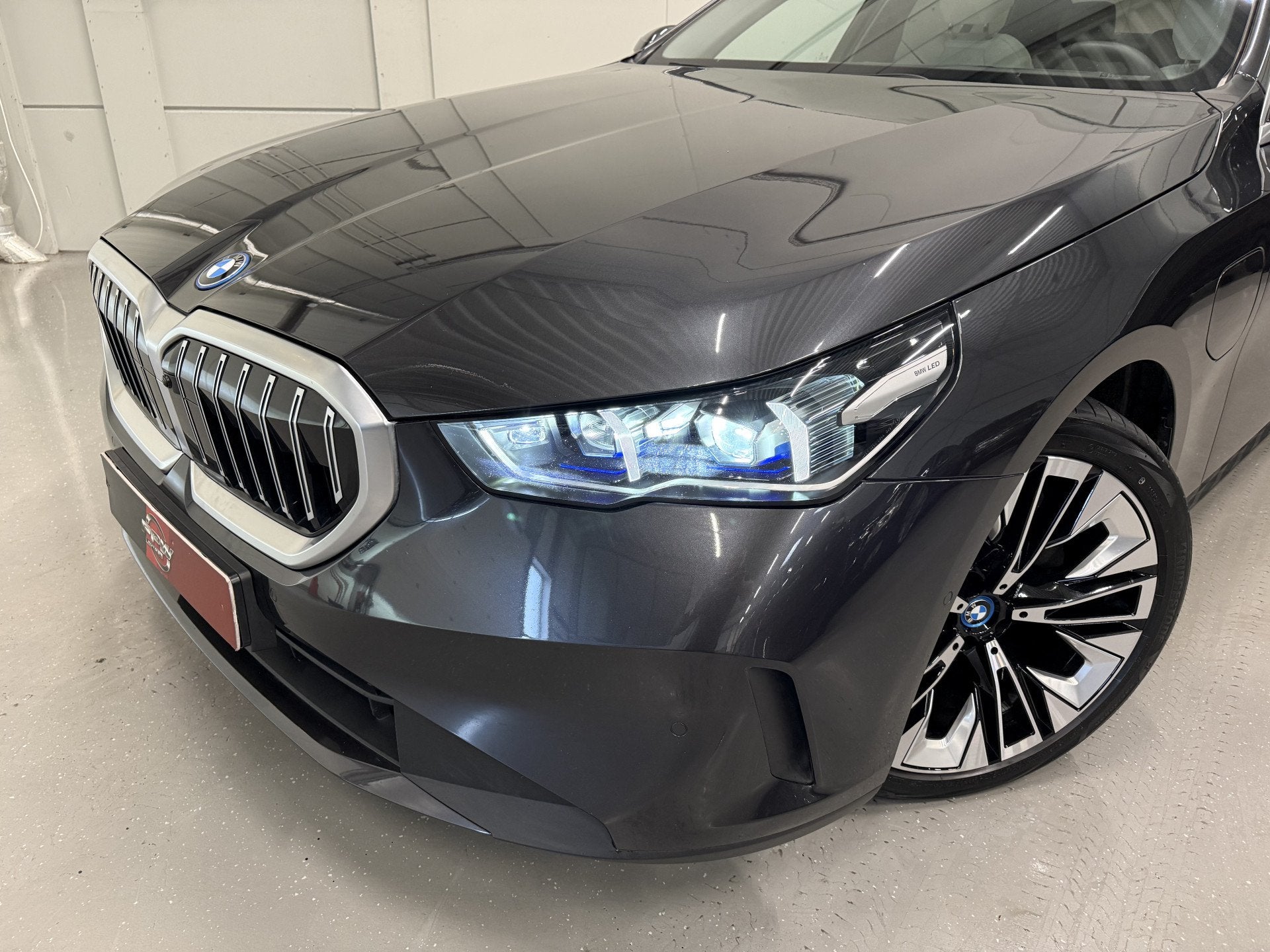 BMW 5 Serie 530e Edition PANO/H&K/HEAD-UP/LEER-SPORT/CURVED-, Automaat, Achterwielaandrijving, Gebruikt, Beige