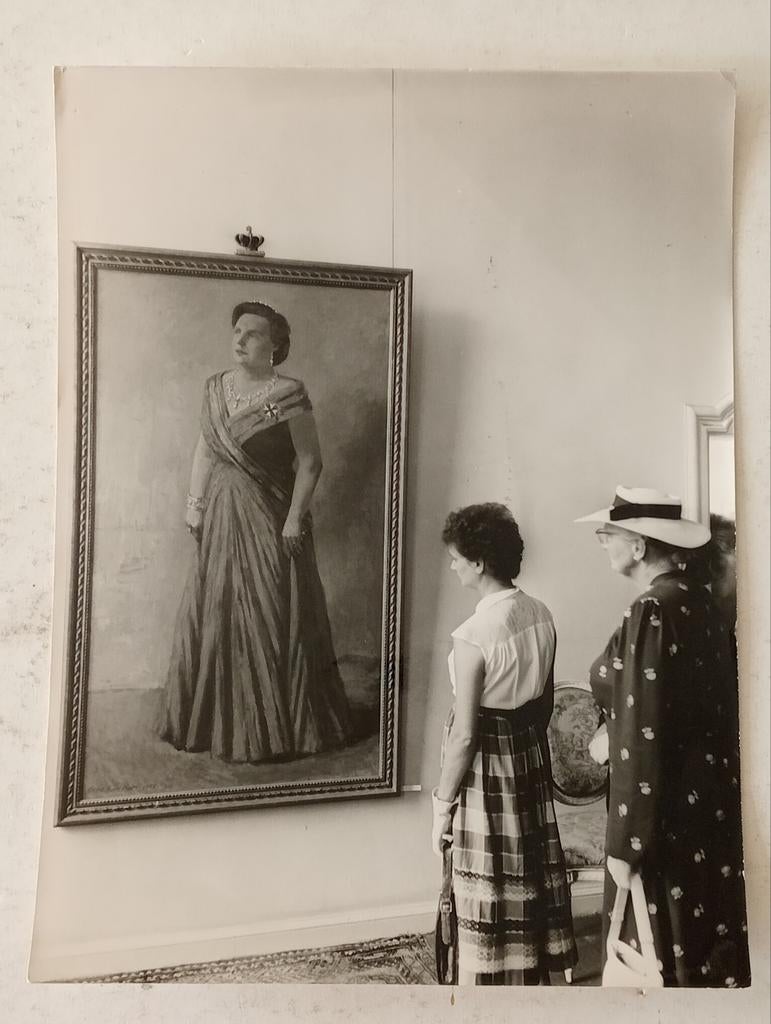 Persfoto Koningin Juliana Schilderij Jaren '70 18x24cm, Ophalen of Verzenden, 1960 tot 1980, Overige onderwerpen