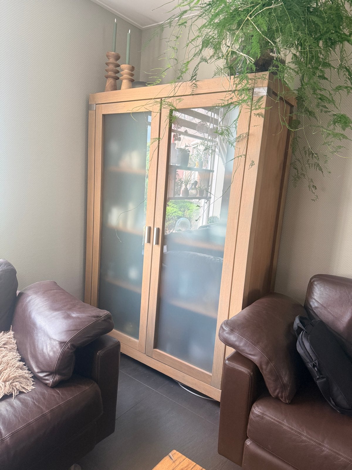 Massief eiken vitrinekast met melkglas deuren, Huis en Inrichting, Ophalen, Gebruikt, 100 tot 150 cm, Eikenhout