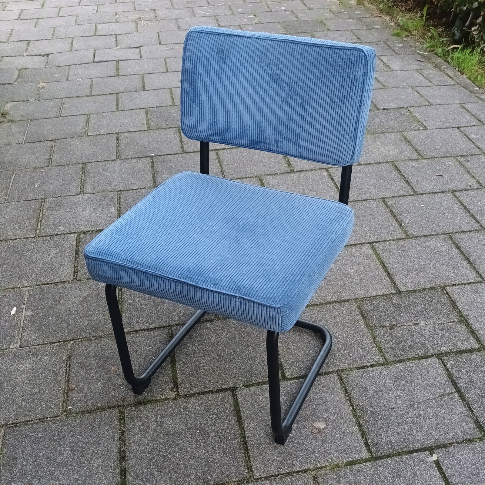 4x Blauwe corduroy eetkamerstoelen met zwart frame, Ophalen, Blauw, Zo goed als nieuw, Metaal