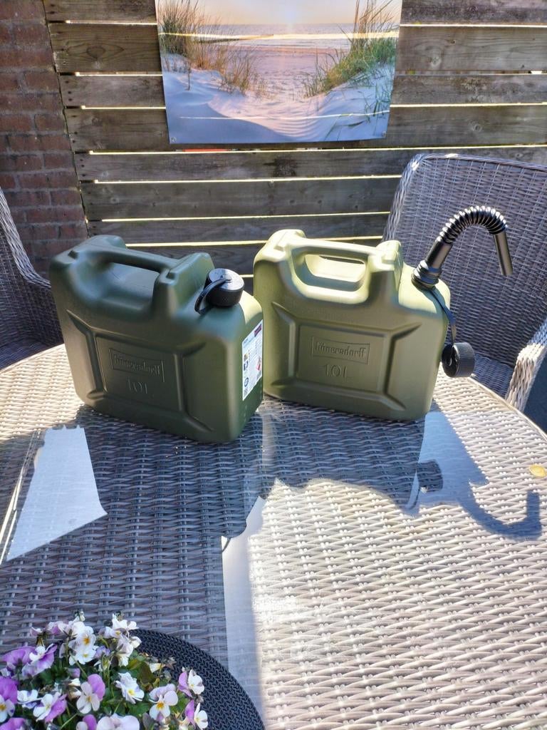 2 Jerrycans 'a 10 liter met schenktuit, Ophalen
