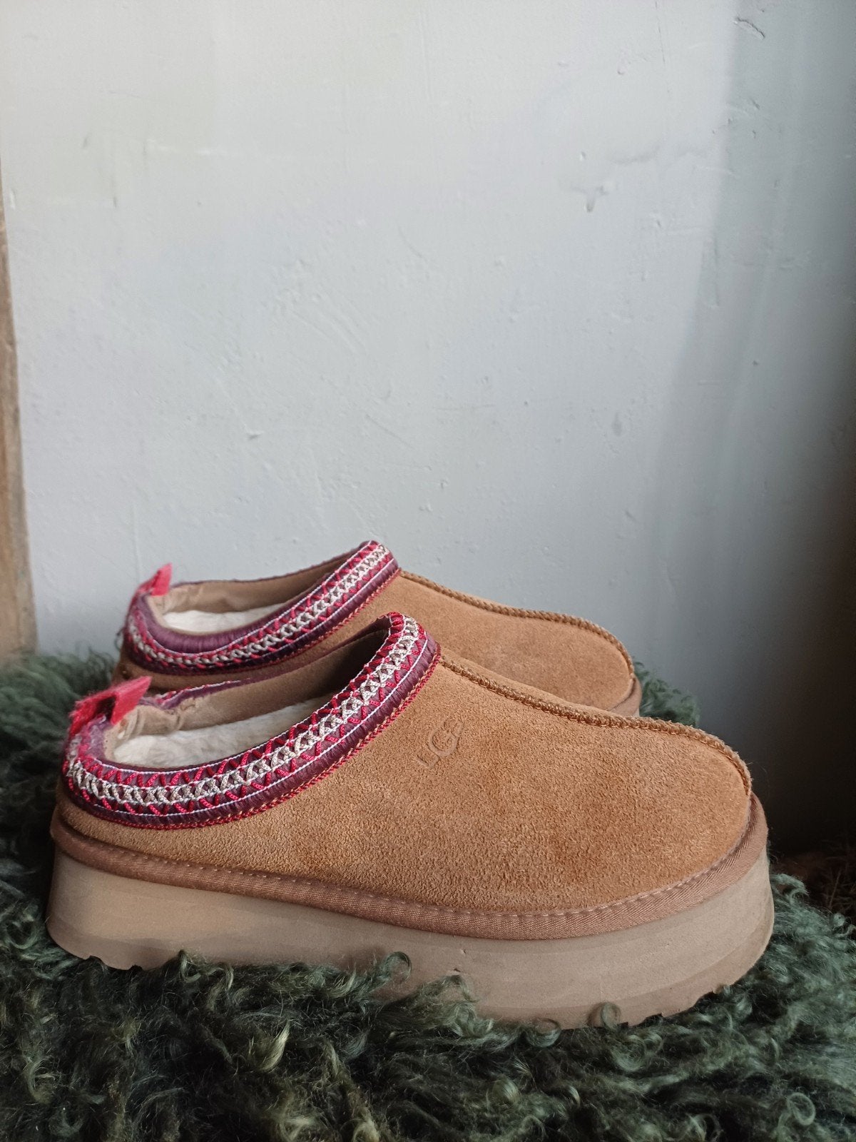 Ugg Tasman instappers plateauzool lichtbruin maat 39, UGG, Bruin, Instappers, Ophalen of Verzenden