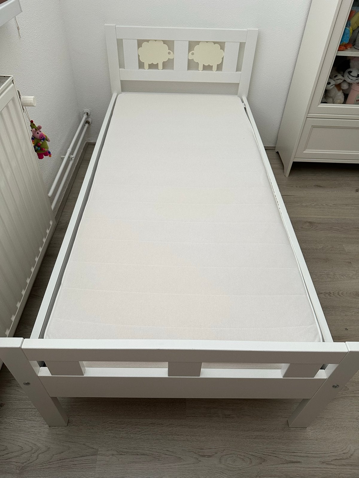 IKEA bedje 160x70 met nieuwe matras en uitvalbeveiliging, 70 tot 85 cm, Ophalen of Verzenden, Zo goed als nieuw, Lattenbodem