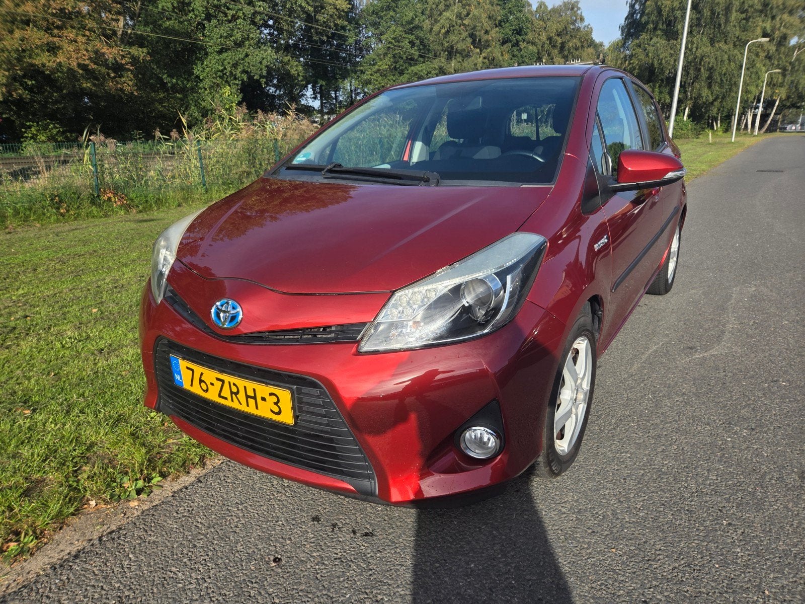 Toyota Yaris 1.5 Full Hybrid CVT 5DR 2013 Rood, Dealer onderhouden, 1497 cc, 74 pk, 4 cilinders