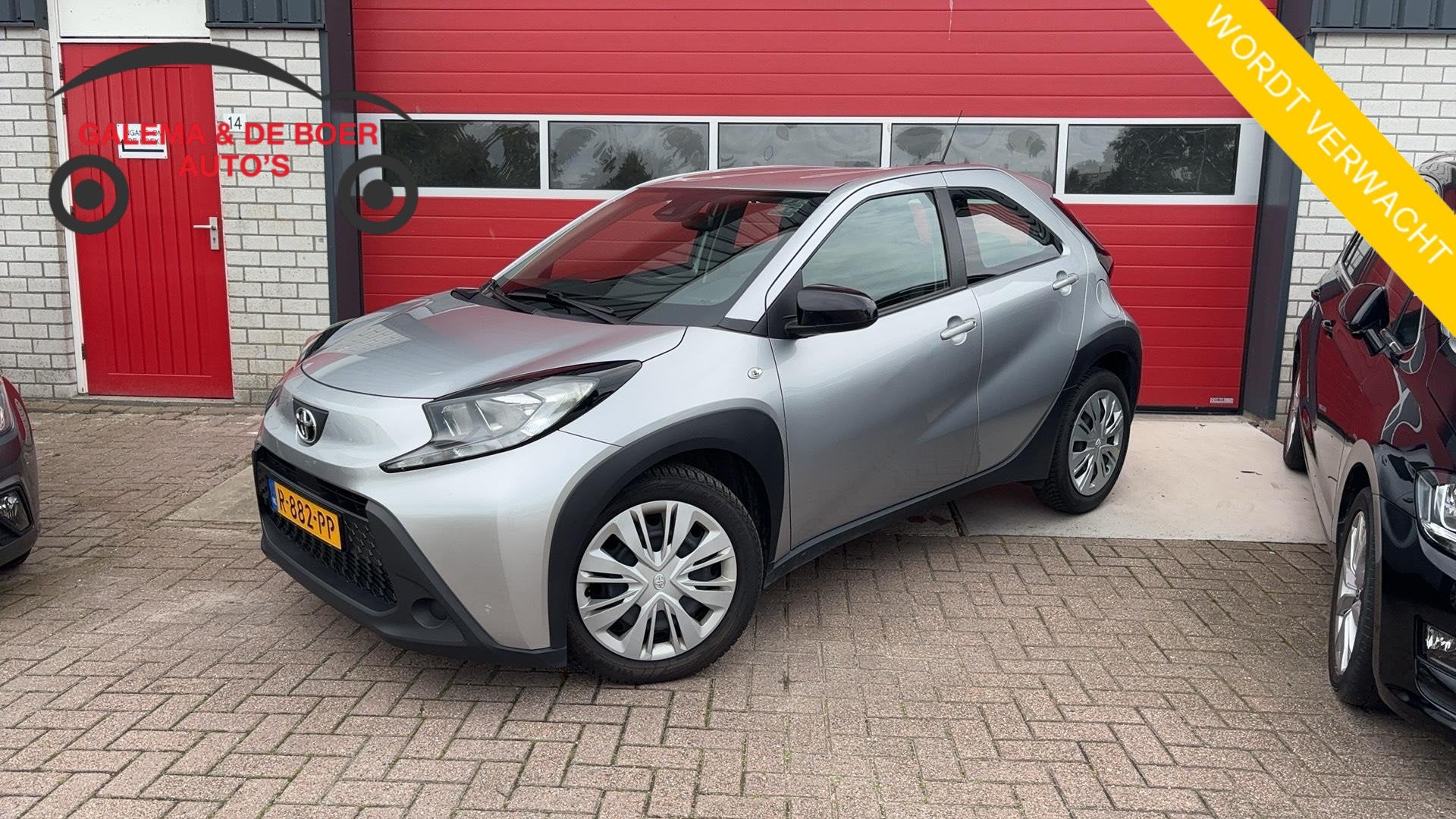 Toyota Aygo X 1.0 VVT-i MT Play CAMERA / CARPLAY / ACC / AIR, Auto's, Stof, Gebruikt, 920 kg, 4 stoelen