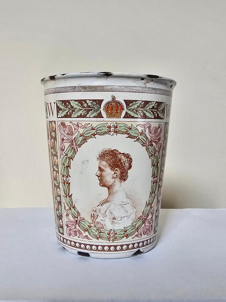 Emaille herdenkingsbeker Koningin Wilhelmina 1898 koningshui, Ophalen of Verzenden, Gebruikt