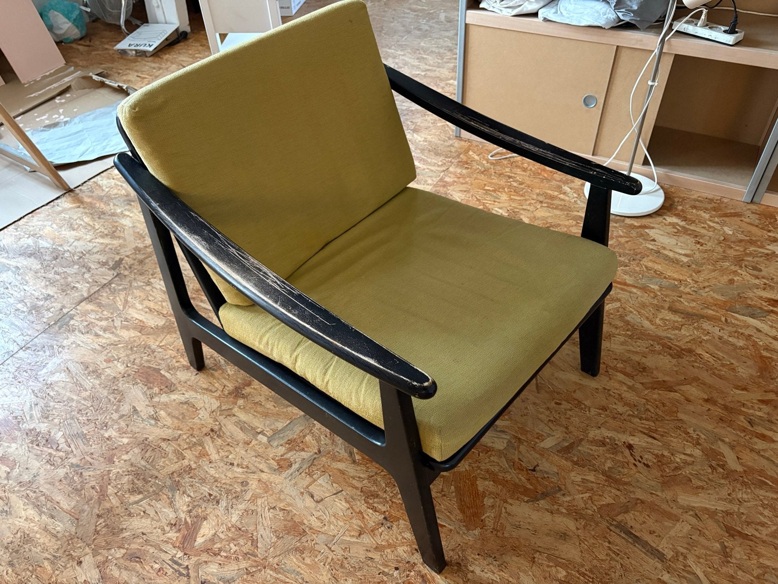 Vintage fauteuil met houten frame en groene bekleding, Huis en Inrichting, Fauteuils, Ophalen, Gebruikt, 75 tot 100 cm, 50 tot 75 cm