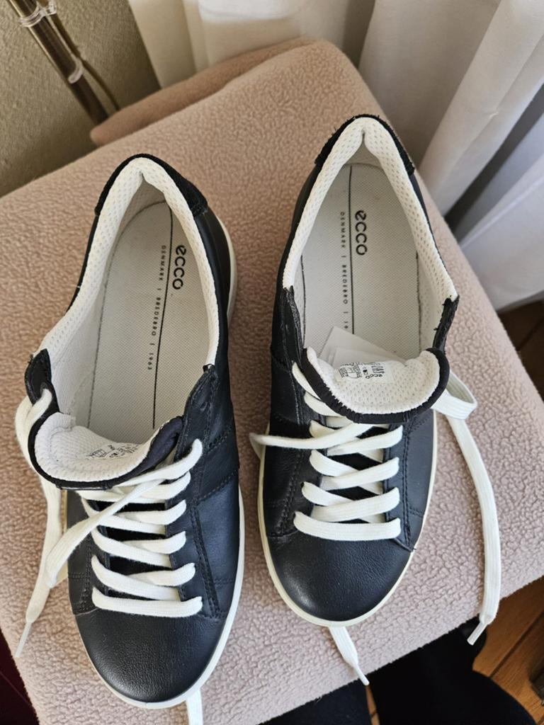 Onpaar Ecco schoenen rechts 39 en links 36, Kleding | Dames, Schoenen, Ophalen of Verzenden, Nieuw, Zwart, Sneakers of Gympen