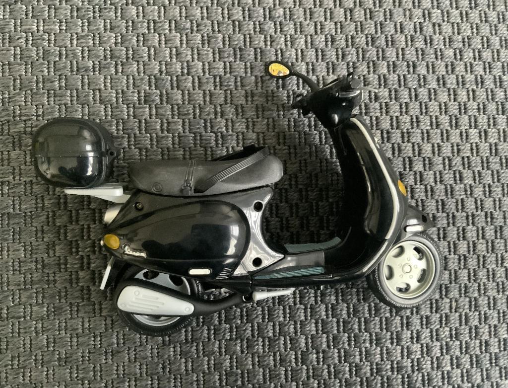 2002 Mattel Barbie My Scene Vespa Scooter ( Madison ), Ophalen of Verzenden, Zo goed als nieuw, Pop