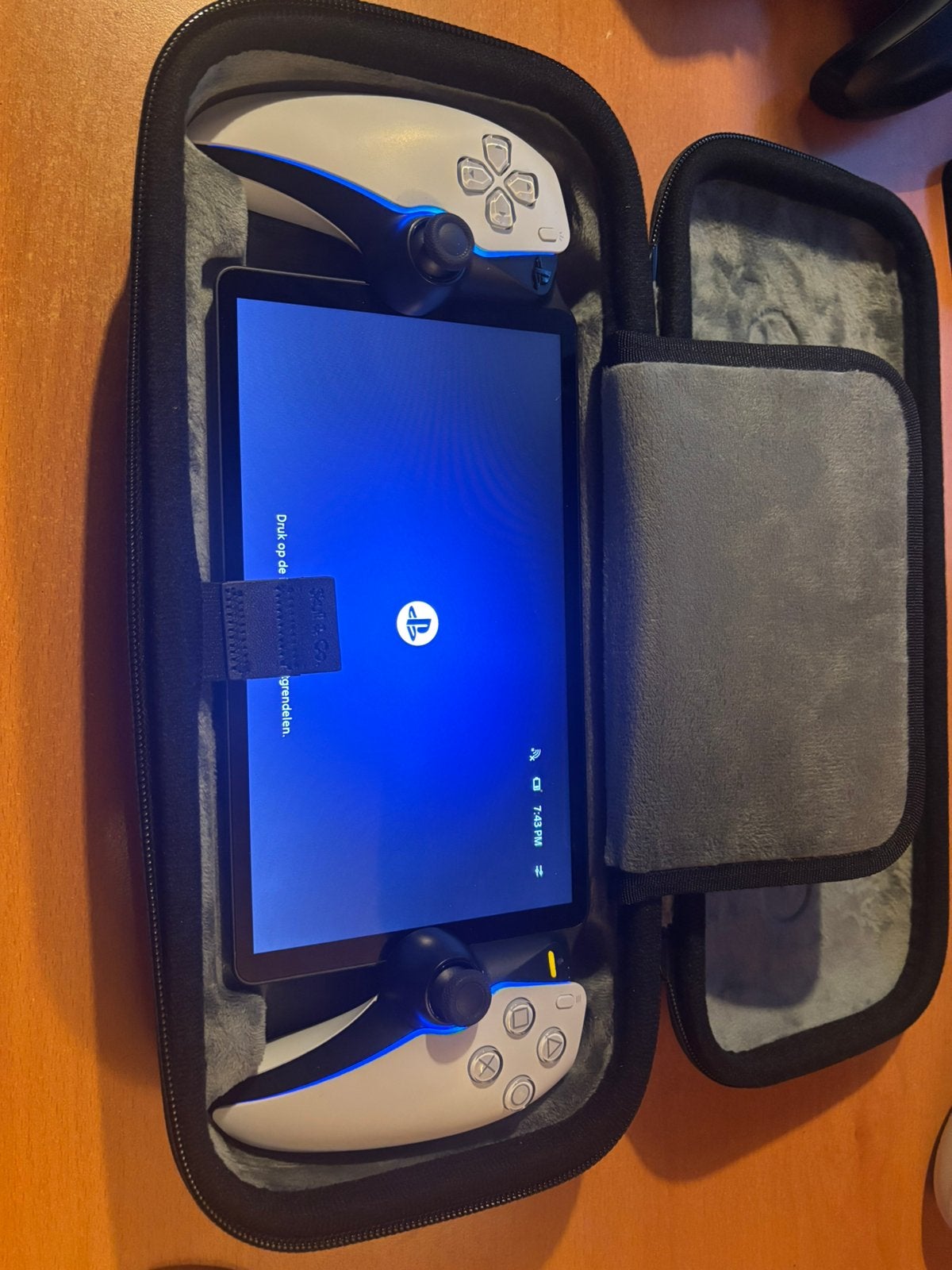 Foto 2 van Sony Playstation Portal met skull en co case