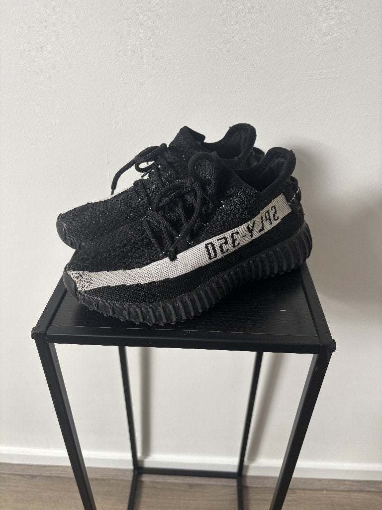 Adidas Yeezy Oreo V2 - Maat 36, Ophalen of Verzenden, Zo goed als nieuw, Zwart, Sneakers of Gympen