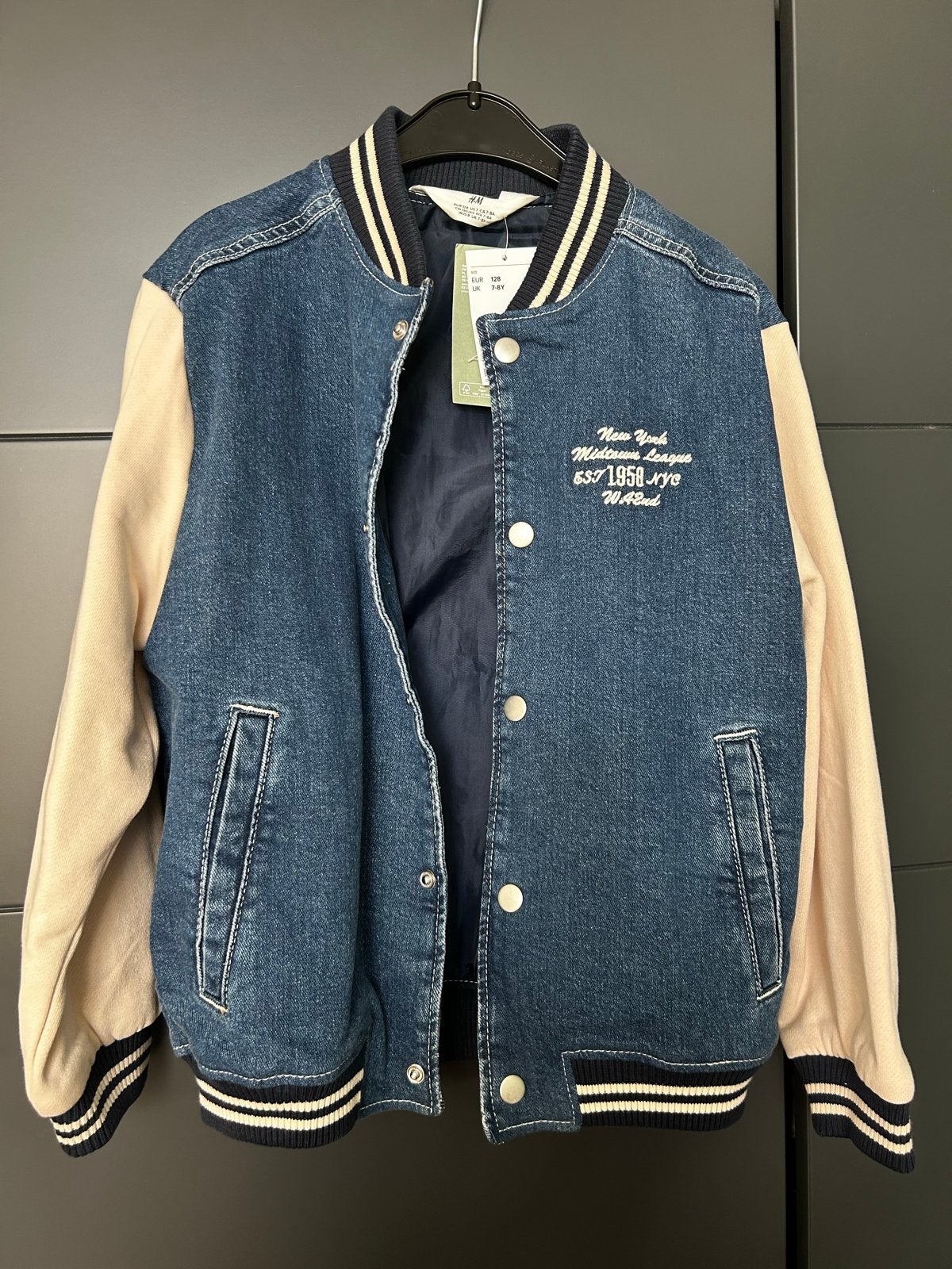 Nieuw H&M spijkerjack jongens maat 128 (valt ruimer), Kinderen en Baby's, Kinderkleding | Maat 128, Ophalen of Verzenden, Nieuw